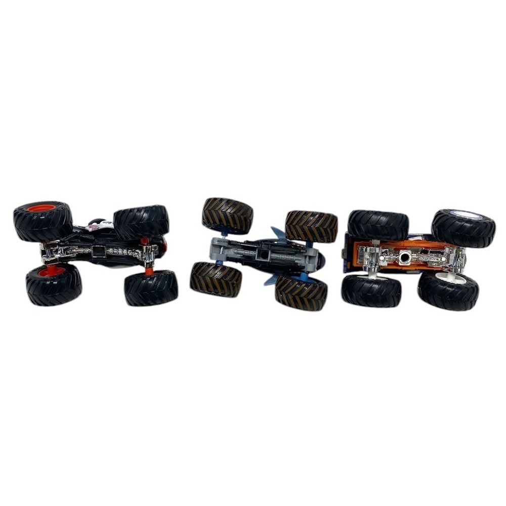 Lot of 3 Monster Jams Hotwheels Bigfoot Megalodon Mutt 1:64 - Picture 6 of 6